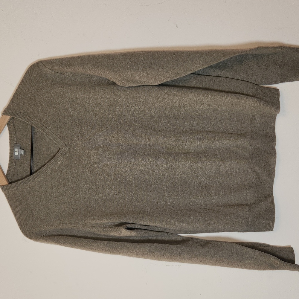 Uniqlo Men's V-Neck Cashmete  Sweater in Taupe Color  Sz M